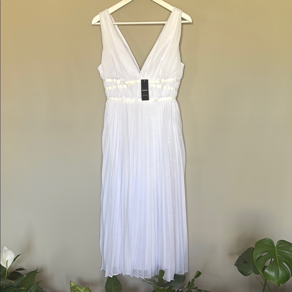 🆕 Bebe White Sleeveless Dress